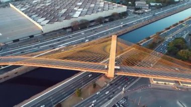 Sao Paulo Brezilya 'nın şehir manzarası. Şehir merkezinin çarpıcı manzarası. Kent simgelerinin Metropolis manzarası.