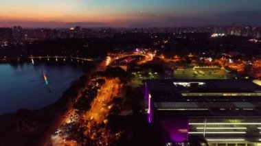 Sao Paulo Brezilya şehir merkezinde gün batımı. Şehir merkezinde, gün batımı manzarasında. Kent simgelerinin Metropolis manzarası.