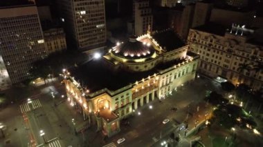 Gece Sao Paulo Brezilya şehir merkezinde. Şehir merkezinde gece hayatı manzarası. Şehir simgesi olan Metropolis manzarası. Şehrin tarihi merkezinde inşa ve bulvar.