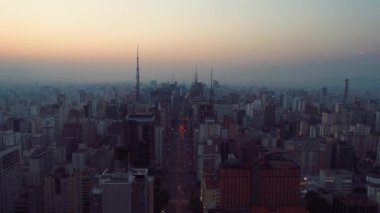 Sao Paulo Brezilya şehir merkezinde gün batımı. Şehir merkezinde, gün batımı manzarasında. Kent simgelerinin Metropolis manzarası.