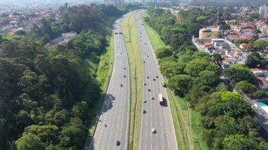 Sao Paulo Brezilya şehir merkezindeki Bandeirantes otoyolu. İnsanları Sao Paulo eyaletinin kırsal bölgelerine bağlayan ünlü Brezilya yolu..