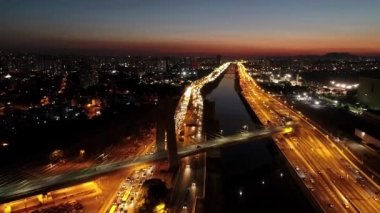 Gece Sao Paulo Brezilya şehir merkezinde. Şehir merkezinde gece hayatı manzarası. Şehir simgesi olan Metropolis manzarası. Şehrin tarihi merkezinde inşa ve bulvar.