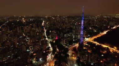 Gece Sao Paulo Brezilya şehir merkezinde. Şehir merkezinde gece hayatı manzarası. Şehir simgesi olan Metropolis manzarası. Şehrin tarihi merkezinde inşa ve bulvar.