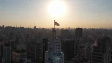 Sao Paulo Brezilya şehir merkezinde gün batımı. Şehir merkezinde, gün batımı manzarasında. Kent simgelerinin Metropolis manzarası.