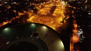 Sao Paulo Brezilya 'nın şehir manzarası. Şehir merkezindeki spor merkezinin göz kamaştırıcı manzarası. Sao Paulo Brezilya şehir merkezindeki futbol stadyumu..