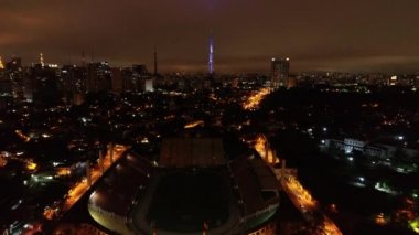 Sao Paulo Brezilya 'nın şehir manzarası. Şehir merkezindeki spor merkezinin göz kamaştırıcı manzarası. Sao Paulo Brezilya şehir merkezindeki futbol stadyumu..