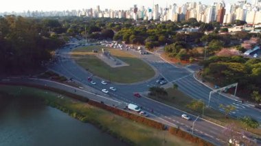 Sao Paulo Brezilya 'nın şehir manzarası. Şehir merkezinin çarpıcı manzarası. Kent simgelerinin Metropolis manzarası.