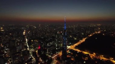 Sao Paulo Brezilya şehir merkezinde gün batımı. Şehir merkezinde, gün batımı manzarasında. Kent simgelerinin Metropolis manzarası.