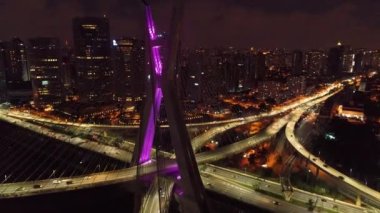 Sao Paulo Brezilya şehir merkezindeki gece manzarası. Geceleri Sao Paulo Brezilya şehri manzarası. Şehir merkezindeki şehir merkezinin gece manzarası. Şehrin tarihi merkezinde inşa ve bulvar.