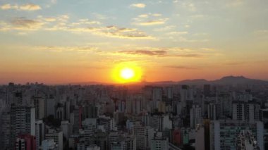 Sao Paulo Brezilya şehir merkezinde gün batımı. Şehir merkezinde, gün batımı manzarasında. Kent simgelerinin Metropolis manzarası.