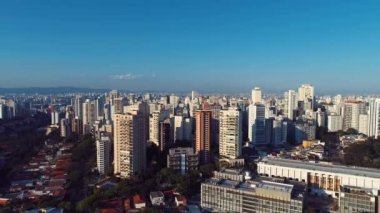 Sao Paulo Brezilya 'nın şehir manzarası. Şehir merkezinin çarpıcı manzarası. Kent simgelerinin Metropolis manzarası.