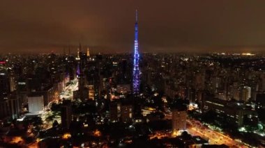 Sao Paulo Brezilya şehir merkezindeki gece manzarası. Geceleri Sao Paulo Brezilya şehri manzarası. Şehir merkezindeki şehir merkezinin gece manzarası. Şehrin tarihi merkezinde inşa ve bulvar.