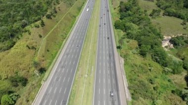 Sao Paulo Brezilya şehir merkezindeki Bandeirantes otoyolu. İnsanları Sao Paulo eyaletinin kırsal bölgelerine bağlayan ünlü Brezilya yolu..