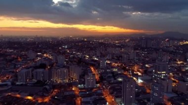 Gece Sao Paulo Brezilya şehir merkezinde. Şehir merkezinde gece hayatı manzarası. Şehir simgesi olan Metropolis manzarası. Şehrin tarihi merkezinde inşa ve bulvar.