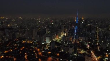 Gece Sao Paulo Brezilya şehir merkezinde. Şehir merkezinde gece hayatı manzarası. Şehir simgesi olan Metropolis manzarası. Şehrin tarihi merkezinde inşa ve bulvar.