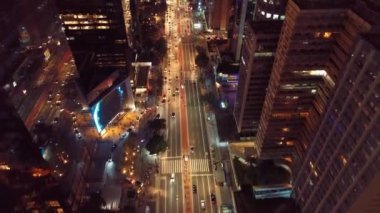 Sao Paulo Brezilya şehir merkezindeki gece manzarası. Geceleri Sao Paulo Brezilya şehri manzarası. Şehir merkezindeki şehir merkezinin gece manzarası. Şehrin tarihi merkezinde inşa ve bulvar.