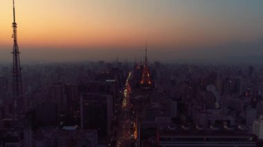 Sao Paulo Brezilya şehir merkezindeki gece manzarası. Geceleri Sao Paulo Brezilya şehri manzarası. Şehir merkezindeki şehir merkezinin gece manzarası. Şehrin tarihi merkezinde inşa ve bulvar.