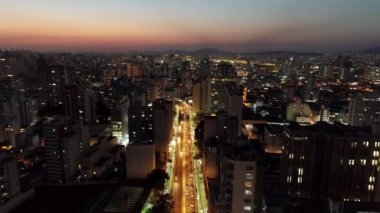 Gece Sao Paulo Brezilya şehir merkezinde. Şehir merkezinde gece hayatı manzarası. Şehir simgesi olan Metropolis manzarası. Şehrin tarihi merkezinde inşa ve bulvar.