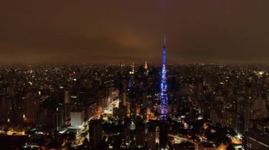Gece Sao Paulo Brezilya şehir merkezinde. Şehir merkezinde gece hayatı manzarası. Şehir simgesi olan Metropolis manzarası. Şehrin tarihi merkezinde inşa ve bulvar.
