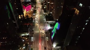 Sao Paulo Brezilya şehir merkezindeki gece manzarası. Geceleri Sao Paulo Brezilya şehri manzarası. Şehir merkezindeki şehir merkezinin gece manzarası. Şehrin tarihi merkezinde inşa ve bulvar.