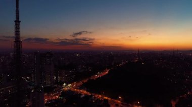 Gece Sao Paulo Brezilya şehir merkezinde. Şehir merkezinde gece hayatı manzarası. Şehir simgesi olan Metropolis manzarası. Şehrin tarihi merkezinde inşa ve bulvar.