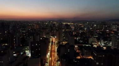 Gece Sao Paulo Brezilya şehir merkezinde. Şehir merkezinde gece hayatı manzarası. Şehir simgesi olan Metropolis manzarası. Şehrin tarihi merkezinde inşa ve bulvar.