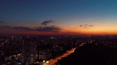 Gece Sao Paulo Brezilya şehir merkezinde. Şehir merkezinde gece hayatı manzarası. Şehir simgesi olan Metropolis manzarası. Şehrin tarihi merkezinde inşa ve bulvar.