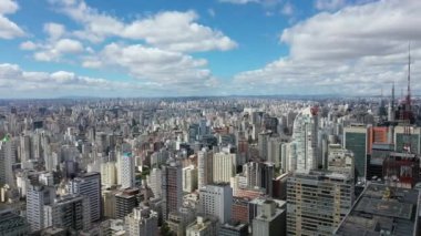 Sao Paulo Brezilya 'nın şehir manzarası. Şehir merkezinin çarpıcı manzarası. Kent simgelerinin Metropolis manzarası.