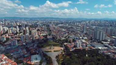 Sao Paulo Brezilya 'nın şehir manzarası. Şehir merkezinin çarpıcı manzarası. Kent simgelerinin Metropolis manzarası.