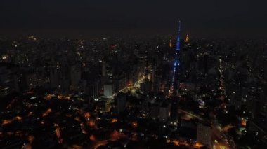 Sao Paulo Brezilya şehir merkezindeki gece manzarası. Geceleri Sao Paulo Brezilya şehri manzarası. Şehir merkezindeki şehir merkezinin gece manzarası. Şehrin tarihi merkezinde inşa ve bulvar.