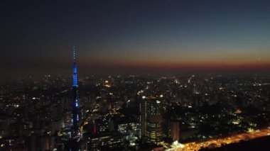 Sao Paulo Brezilya şehir merkezinde gün batımı. Şehir merkezinde, gün batımı manzarasında. Kent simgelerinin Metropolis manzarası.