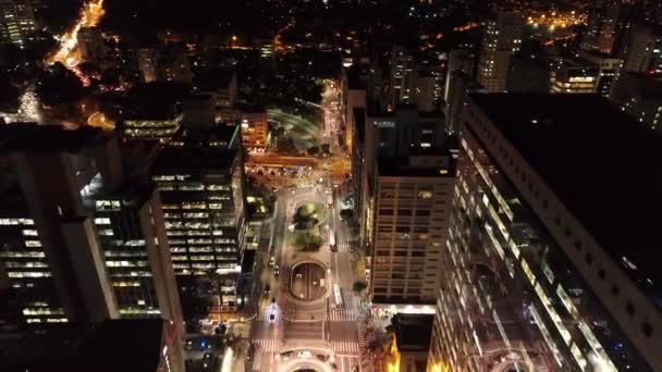 サンパウロのダウンタウンの夜景ブラジル 夜のサンパウロブラジルの街の風景 ランドマークダウンタウンの街の夜の大都市風景 市内の歴史的中心部に建物と通り — ストック動画