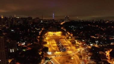 Sao Paulo Brezilya 'nın şehir manzarası. Şehir merkezindeki spor merkezinin göz kamaştırıcı manzarası. Sao Paulo Brezilya şehir merkezindeki futbol stadyumu..