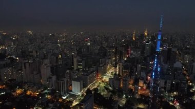 Gece Sao Paulo Brezilya şehir merkezinde. Şehir merkezinde gece hayatı manzarası. Şehir simgesi olan Metropolis manzarası. Şehrin tarihi merkezinde inşa ve bulvar.