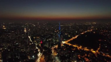 Sao Paulo Brezilya şehir merkezinde gün batımı. Şehir merkezinde, gün batımı manzarasında. Kent simgelerinin Metropolis manzarası.