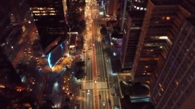 Sao Paulo Brezilya şehir merkezindeki gece manzarası. Geceleri Sao Paulo Brezilya şehri manzarası. Şehir merkezindeki şehir merkezinin gece manzarası. Şehrin tarihi merkezinde inşa ve bulvar.