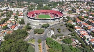 Sao Paulo Brezilya 'nın şehir manzarası. Şehir merkezindeki spor merkezinin göz kamaştırıcı manzarası. Sao Paulo Brezilya şehir merkezindeki futbol stadyumu..