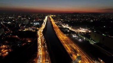 Sao Paulo Brezilya şehir merkezinde gün batımı. Şehir merkezinde, gün batımı manzarasında. Kent simgelerinin Metropolis manzarası.