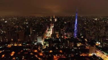 Gece Sao Paulo Brezilya şehir merkezinde. Şehir merkezinde gece hayatı manzarası. Şehir simgesi olan Metropolis manzarası. Şehrin tarihi merkezinde inşa ve bulvar.