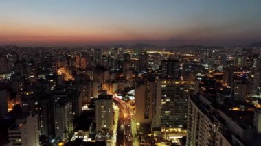 Sao Paulo Brezilya şehir merkezinde gün batımı. Şehir merkezinde, gün batımı manzarasında. Kent simgelerinin Metropolis manzarası.