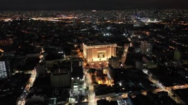 Gece Sao Paulo Brezilya şehir merkezinde. Şehir merkezinde gece hayatı manzarası. Şehir simgesi olan Metropolis manzarası. Şehrin tarihi merkezinde inşa ve bulvar.