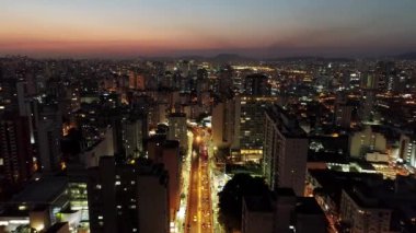 Sao Paulo Brezilya şehir merkezinde gün batımı. Şehir merkezinde, gün batımı manzarasında. Kent simgelerinin Metropolis manzarası.