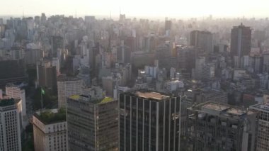 Sao Paulo Brezilya 'nın şehir manzarası. Şehir merkezinin çarpıcı manzarası. Kent simgelerinin Metropolis manzarası.