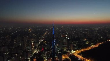 Sao Paulo Brezilya şehir merkezinde gün batımı. Şehir merkezinde, gün batımı manzarasında. Kent simgelerinin Metropolis manzarası.