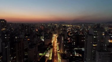 Sao Paulo Brezilya şehir merkezindeki gece manzarası. Geceleri Sao Paulo Brezilya şehri manzarası. Şehir merkezindeki şehir merkezinin gece manzarası. Şehrin tarihi merkezinde inşa ve bulvar.