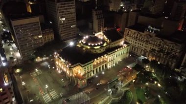 Sao Paulo Brezilya şehir merkezindeki gece manzarası. Geceleri Sao Paulo Brezilya şehri manzarası. Şehir merkezindeki şehir merkezinin gece manzarası. Şehrin tarihi merkezinde inşa ve bulvar.