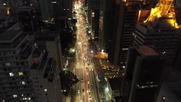 夜のダウンタウンサンパウロブラジル ナイトライフの風景でダウンタウン地区 ランドマーク都市の都市景観 市内の歴史的中心部に建物と通り — ストック動画