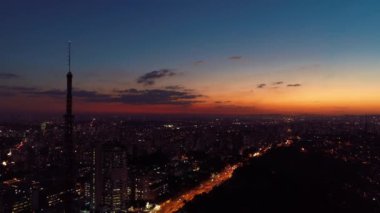 Sao Paulo Brezilya şehir merkezinde gün batımı. Şehir merkezinde, gün batımı manzarasında. Kent simgelerinin Metropolis manzarası.