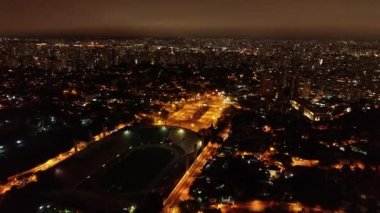 Sao Paulo Brezilya 'nın şehir manzarası. Şehir merkezindeki spor merkezinin göz kamaştırıcı manzarası. Sao Paulo Brezilya şehir merkezindeki futbol stadyumu..