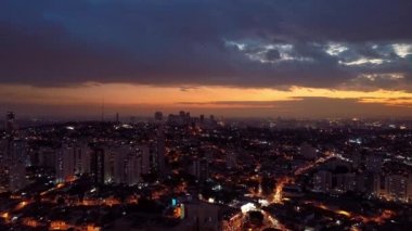 Sao Paulo Brezilya 'nın şehir manzarası. Şehir merkezinin çarpıcı manzarası. Kent simgelerinin Metropolis manzarası.